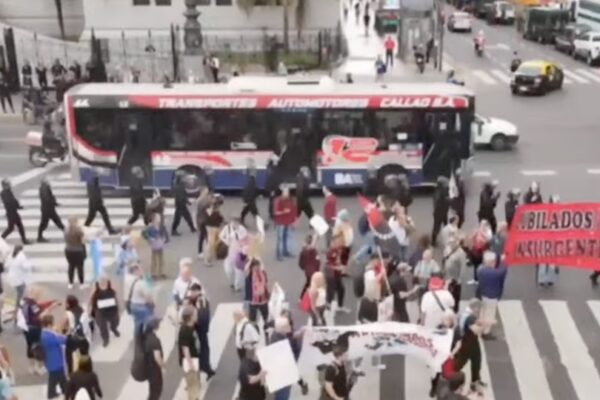 Jubilados vuelven a marchar al Congreso en la previa electoral: un policía empujó a un manifestante