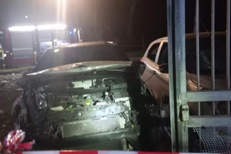 Bomba destruyó el auto de un periodista italiano; Meloni lo calificó como ‘grave acto de intimidación’