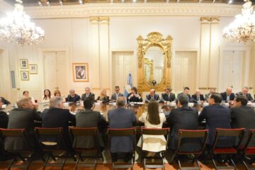 Una recepción a la medida de Milei, con pocos reclamos y los gobernadores compitiendo para llevarse el mejor saludo