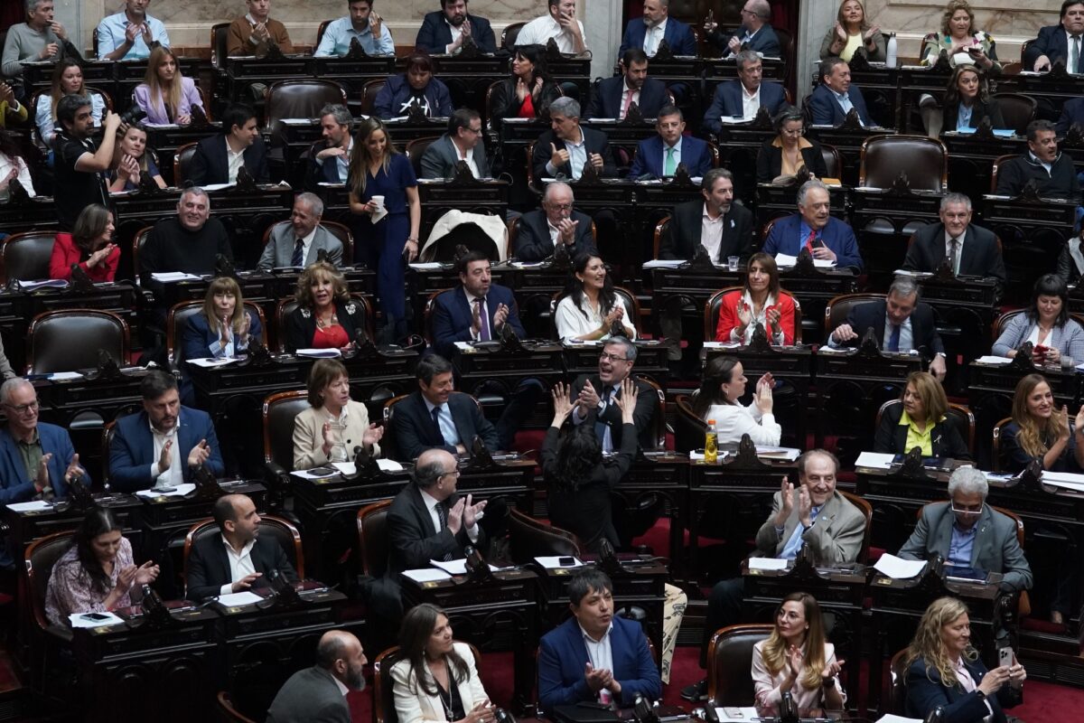 El gobierno paga por dos regalos del Congreso