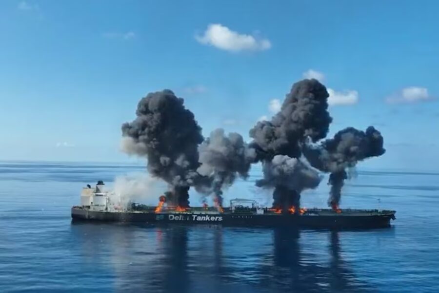 Nuevo ataque en el Mar Rojo: buque mercante incendiado por proyectil cerca de Yemen genera alarma diplomática