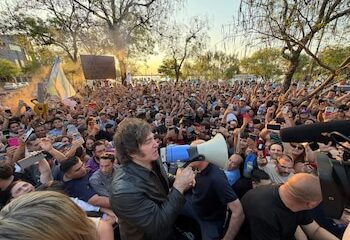 De campaña por el litoral, Milei se mostró cercano al gobernador de Chaco y pidió a los argentinos que “se sigan esforzando”