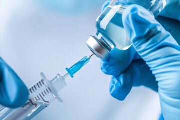 Fallo italiano que asoció la vacuna contra el COVID con un raro efecto neurológico reaviva debate político