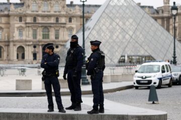 Ministro francés responsabiliza a servicios de seguridad por el robo de joyas en el Louvre; oposición pide explicaciones