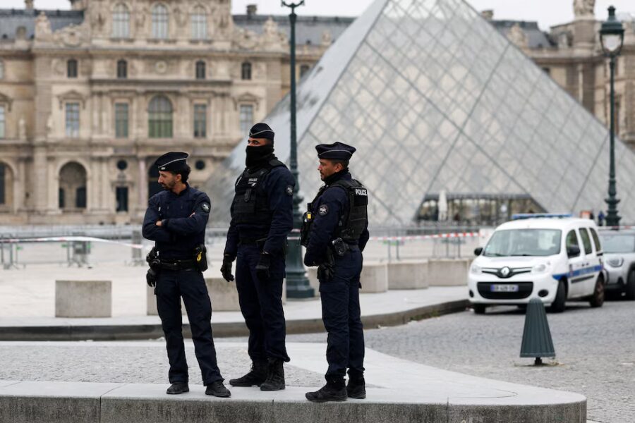 Ministro francés responsabiliza a servicios de seguridad por el robo de joyas en el Louvre; oposición pide explicaciones