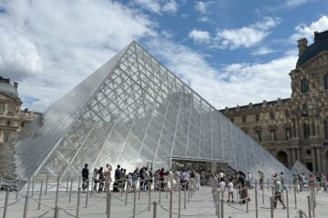 El Louvre permanece cerrado tras el robo de joyas de la corona francesa y provoca críticas al gobierno