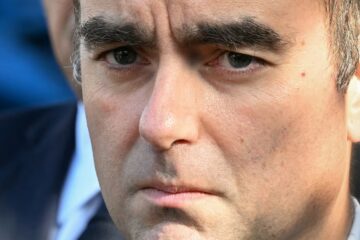 El primer ministro francés comparecerá ante un Parlamento dividido en plena peor crisis institucional