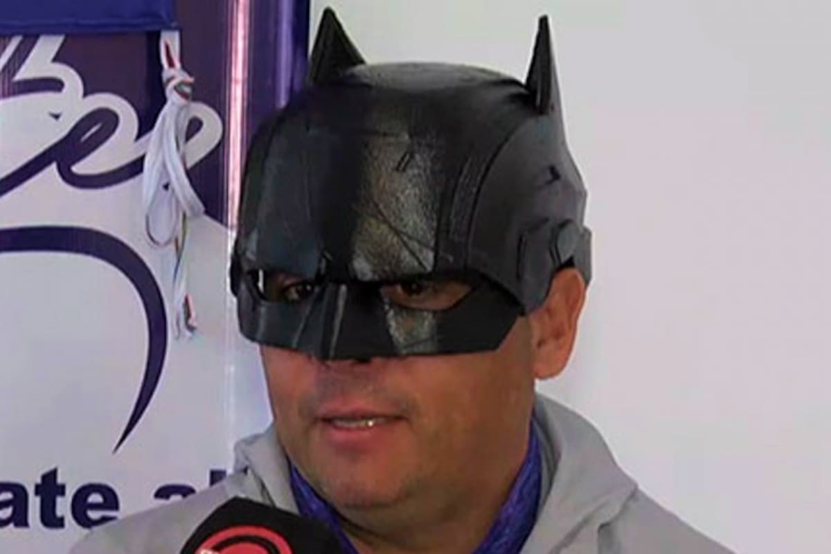 Misterioso candidato. Irrumpió en la política vestido de Batman, elude a los medios y encabeza la lista de LLA en Entre Ríos