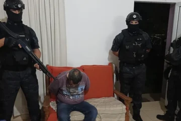 Colón: tensión durante ocho horas por un atrincherado y debate político sobre protocolos policiales