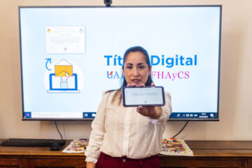 Entrega de títulos digitales en Humanidades de Uader