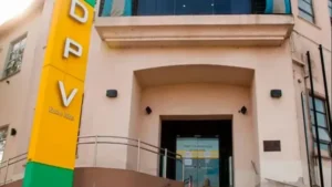 Vialidad: funcionarios y empresarios allanados por presuntos sobreprecios y lujos en una causa que recién comienza