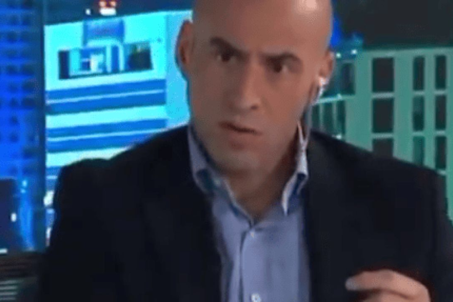 Trebucq intervino en un acto para disimular los ‘dedos locos’ de Milei