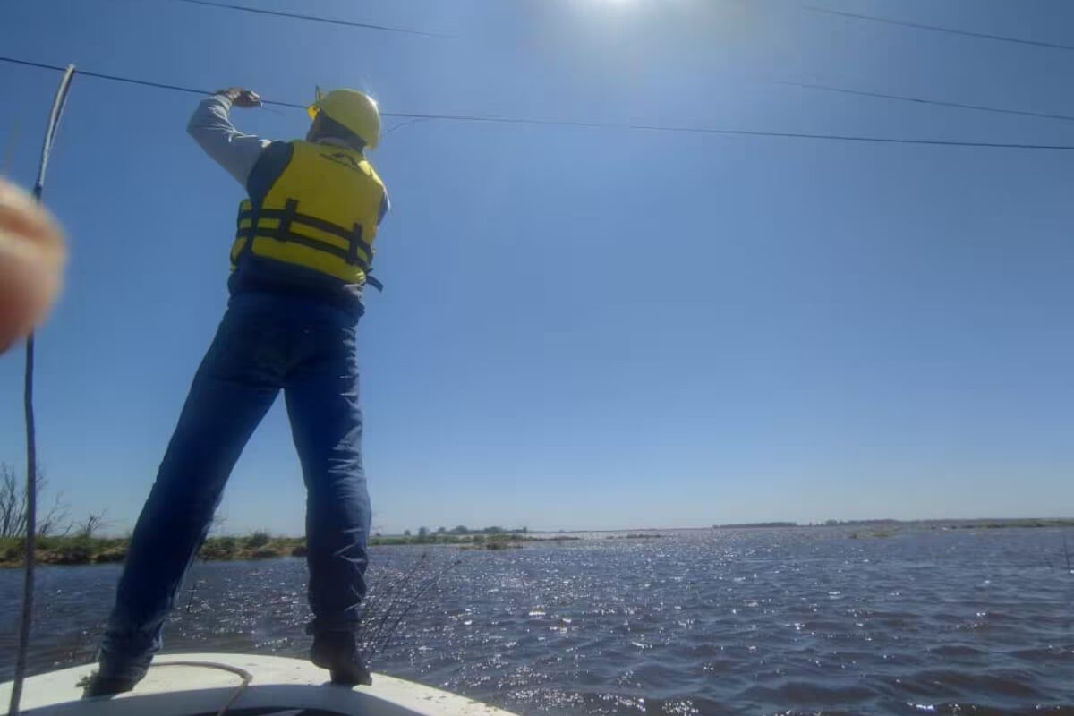 Jefe de una cuadrilla afrontó situación extrema para que no falte luz en 12 estancias
