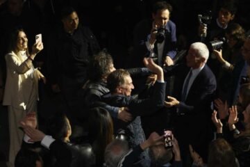 El Gobierno advierte que apelará si la Justicia prohíbe reimprimir boletas con la cara de Santilli en lugar de Espert