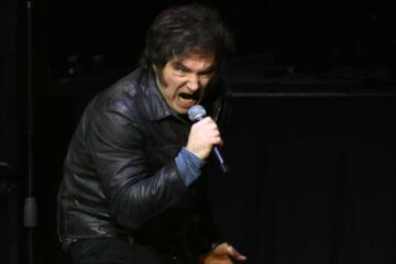 Milei estrenó un show musical para presentar ‘La construcción del milagro’ y apuntalar su imagen política