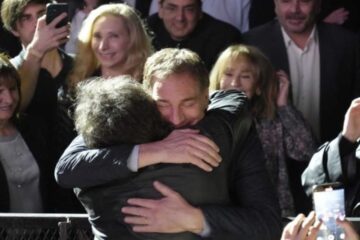 Milei ataca a Santilli: lo llamó “corrupto”, “engendro”, “inútil”, “pésimo candidato” y “comunista”
