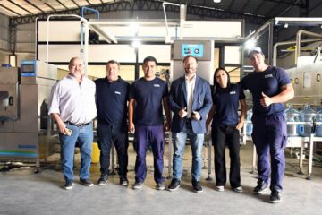 Visita de Azcué a envasadora de agua mineral en Concordia