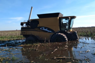 Conmovedor mensaje del contratista tras rescatar del agua su cosechadora de US$220.000