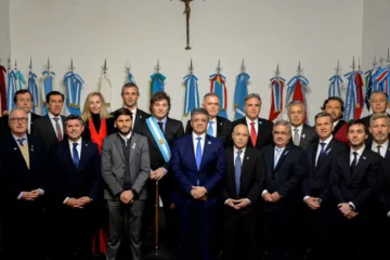 Milei reúne a gobernadores y suma a todo su gabinete