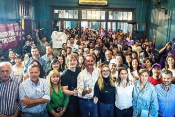 ¿La Libertad Avanza en Entre Ríos tuvo que agregar “personas con IA” porque no pudo llenar un salón?