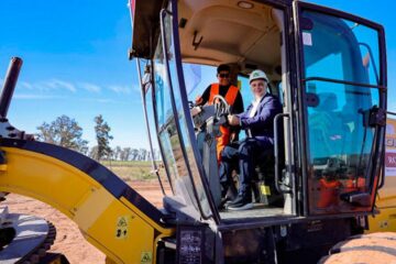 Llaryora reactiva la Ruta 19 con casco y anuncio propio mientras la Nación mira para otro lado