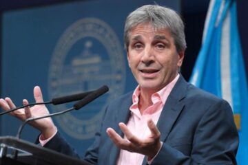 Caputo descartó la dolarización que Milei prometió en campaña