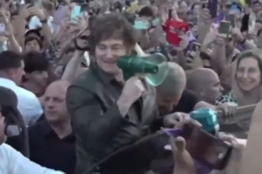 En Paraná, Milei arengó desde una camioneta y reconoció: “Estamos en un momento difícil”