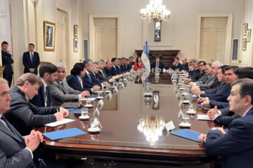 Javier Milei y su Gabinete recibirán a 20 gobernadores esta tarde en la Casa Rosada