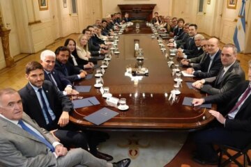 Milei consolida apoyo político: está reunido con el Gabinete y gobernadores en la Casa Rosada