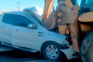 Bomberos salvan a conductor tras choque de camioneta contra retroexcavadora