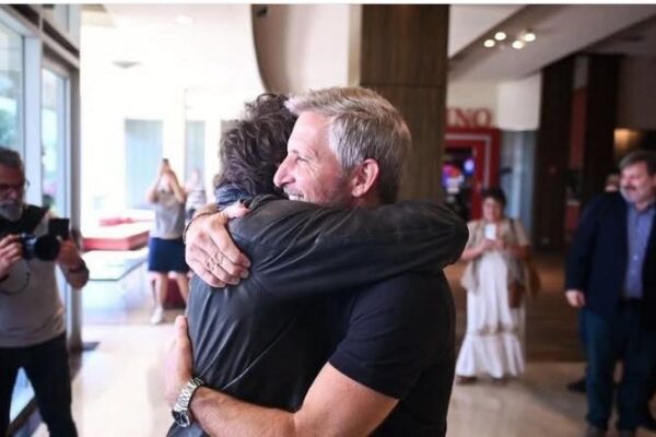 Milei en Paraná tras los incidentes de Santa Fe: Frigerio lo recibió y crece la tensión por protestas y seguridad