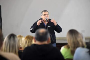 Cáceres apuntó a Frigerio y Milei por violar la veda con anuncios oficiales