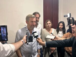 Frigerio cerró campaña en Concepción del Uruguay en un acto marcado por protestas de ATE