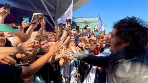 Milei debió suspender una caminata en Santa Fe por incidentes