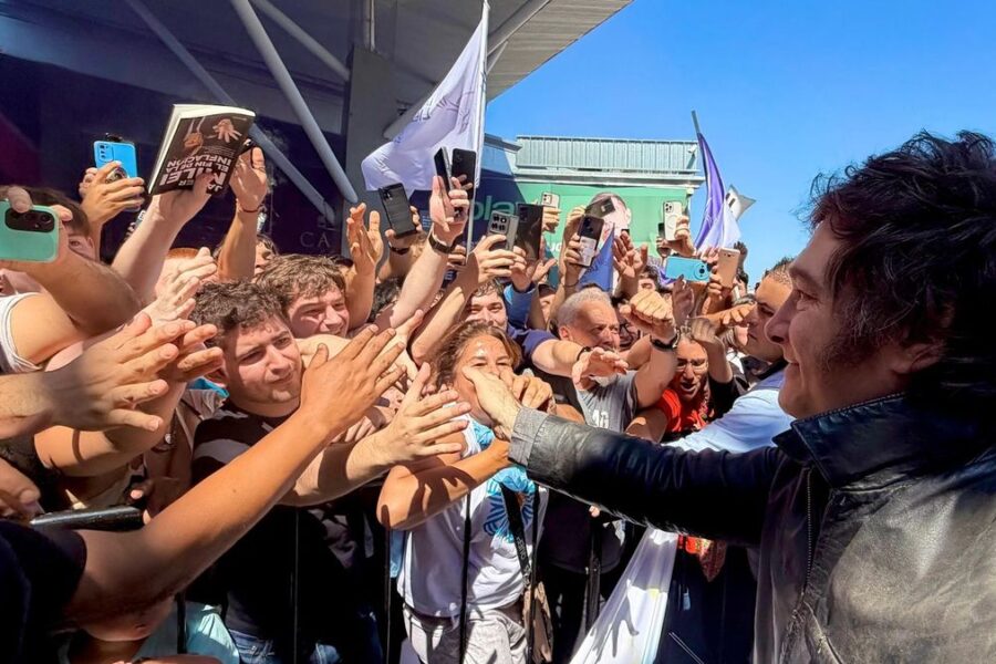 Milei debió suspender una caminata en Santa Fe por incidentes