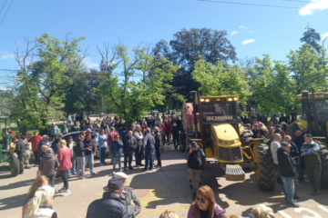 Productores protagonizan fuerte tractorazo contra un intendente bonaerense