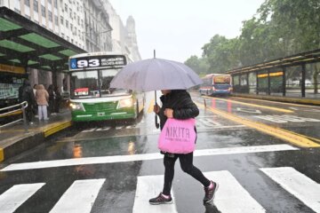 Diluvia en el AMBA, se inundó la Avenida General Paz y hay alerta naranja por tormentas