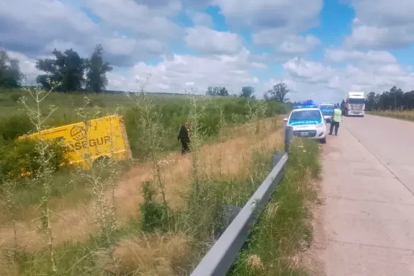 Vuelco de camión de caudales en Autovía Artigas km 182: tres empleados ilesos y foco en seguridad vial