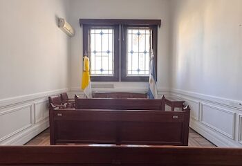 El despacho del expulsado senador Edgardo Kueider fue convertido en una zona para rezar