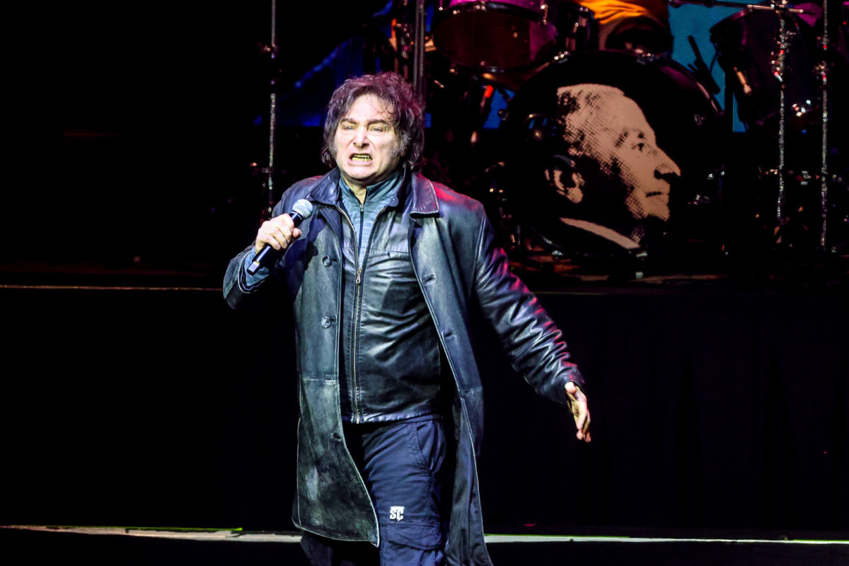 Javier Milei celebró una presunta invitación de AC/DC a cantar en River, pero era fake