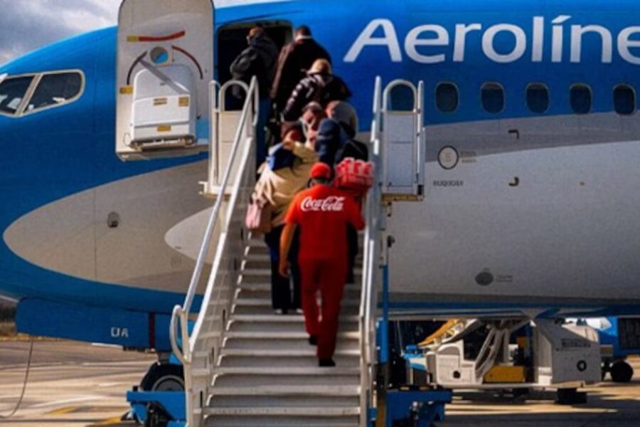 Aerolíneas Argentinas y Coca Cola reanudaron alianza comercial: vuelve la presencia de la marca en todos los vuelos