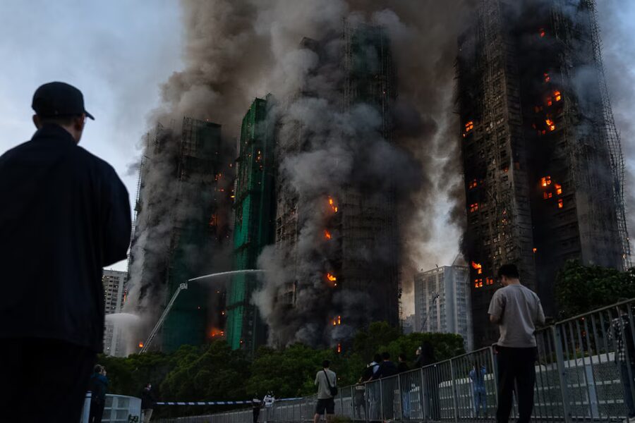 Denuncian corrupción y negligencias en seguridad tras el incendio más mortífero en décadas en Hong Kong