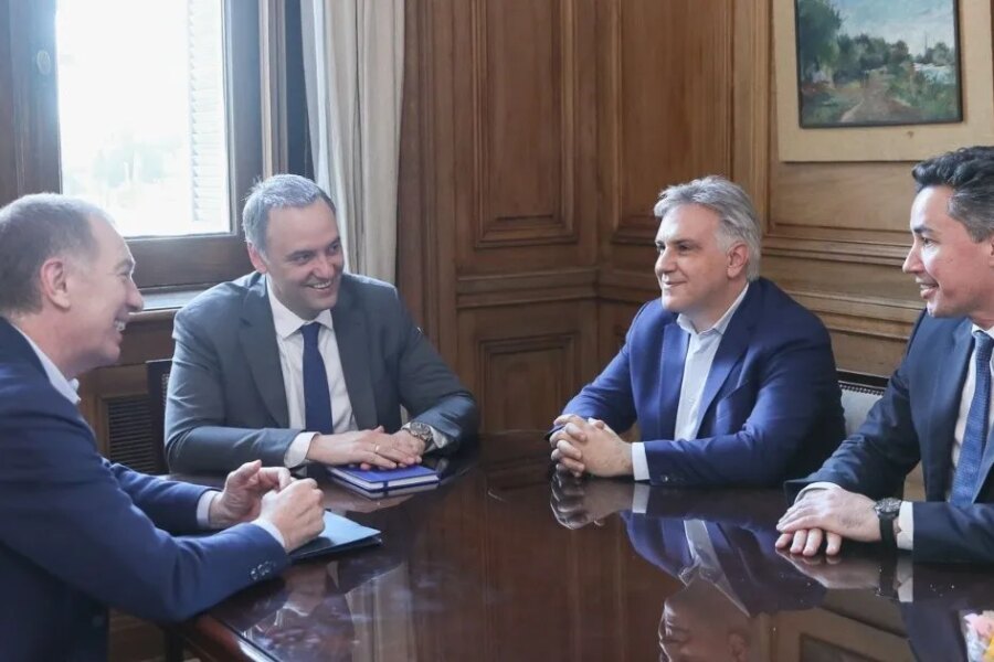 Manuel Adorni y Diego Santilli, con gobernadores Orrego y Llaryora: foco en el Presupuesto 2026 y la coparticipación