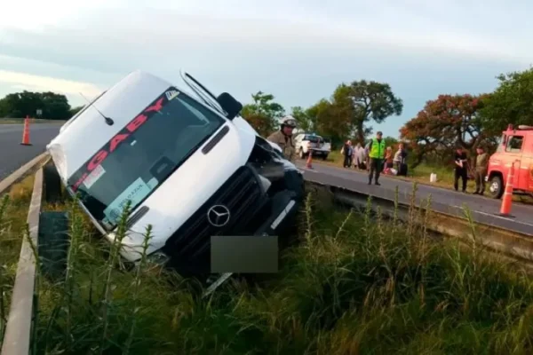 Volcó una combi en Autovía 12 a la altura del km 159: rescataron a 20 pasajeros, dos menores