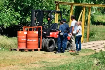 Concordia: detenido por arrojar lubricantes en arroyo; secuestran autoelevador y dos tachos con aceite
