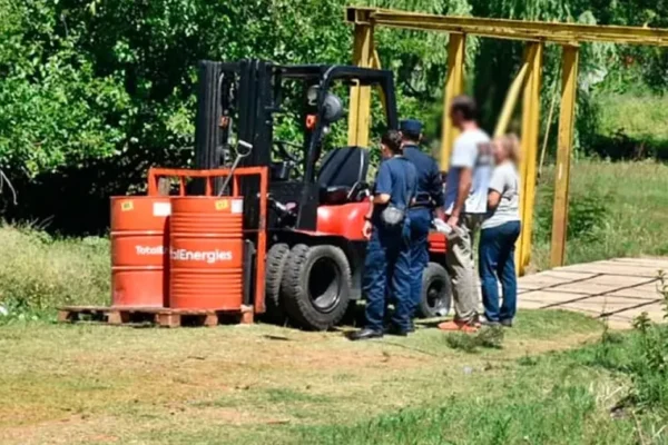 Concordia: detenido por arrojar lubricantes en arroyo; secuestran autoelevador y dos tachos con aceite