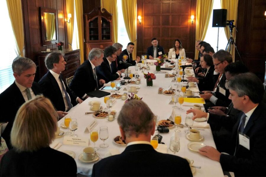 Javier Milei llegó a Bolivia para la asunción de Rodrigo Paz Pereira y selló vínculo con su “nuevo amigo”