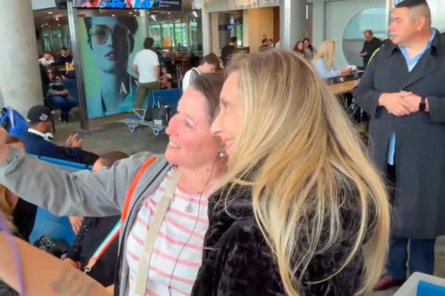 Karina Milei viajó a Mar del Plata y en Aeroparque terminó cansada por la avalancha de selfies