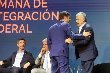 Una foto inusual. Kicillof compartió un panel con gobernadores dialoguistas y tuvo un contrapunto con Cornejo