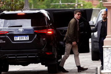 Milei define si pone a Santiago Caputo al frente del ministerio político del Gobierno